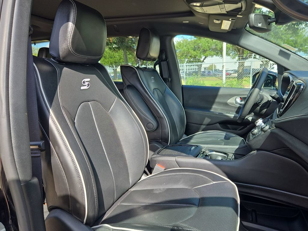 Used 2024 Chrysler Pacifica Limited w/ Uconnect Theater Family Group FWD image 33