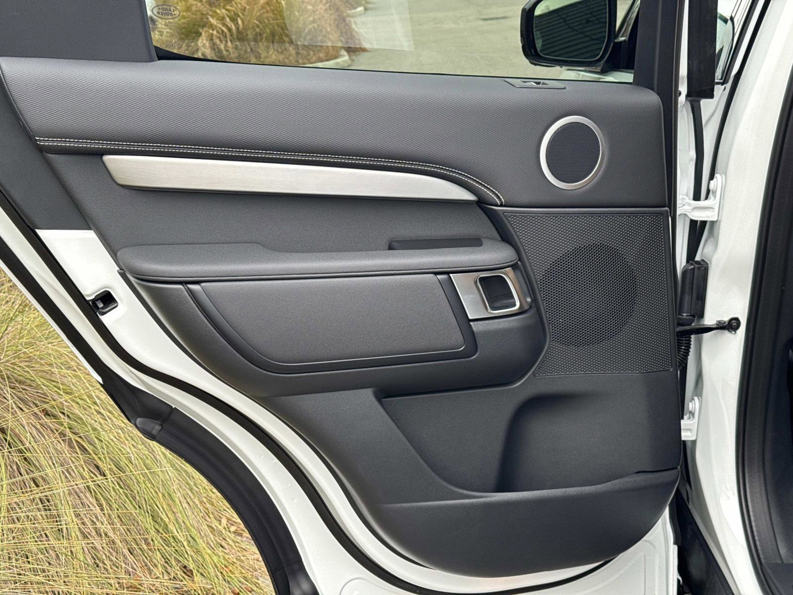 Certified 2025 Land Rover Discovery Dynamic SE image 12