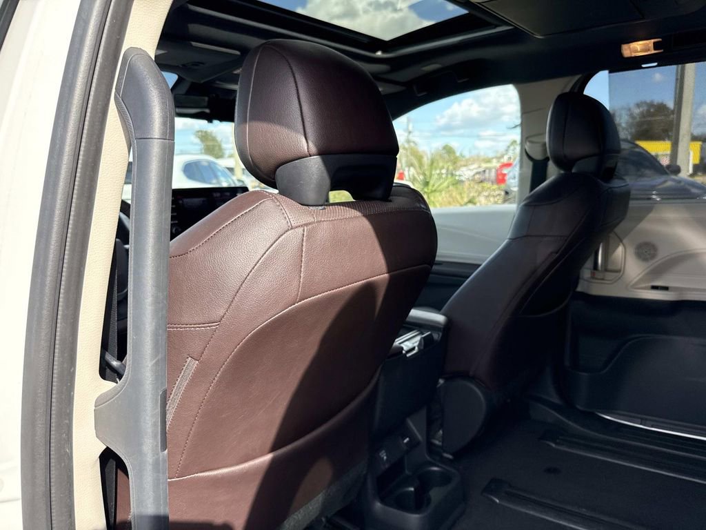 Used 2021 Toyota Sienna Platinum image 14