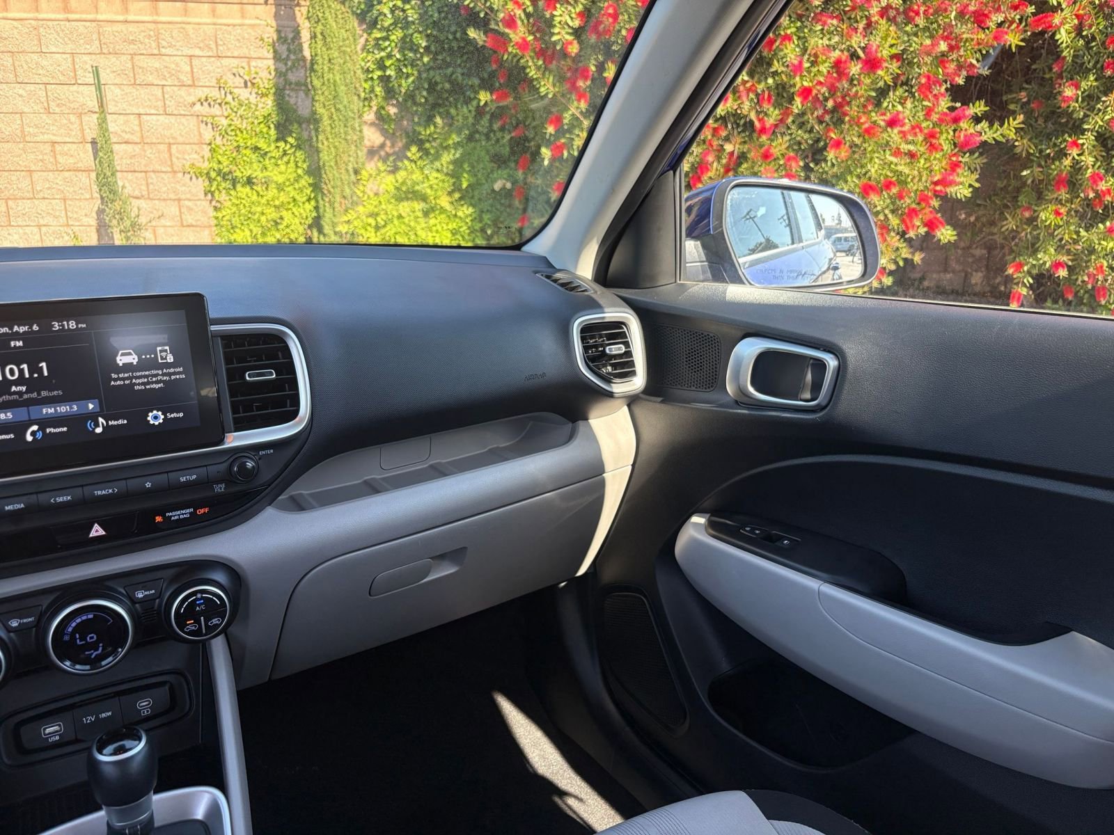 Used 2025 Hyundai Venue SEL image 35