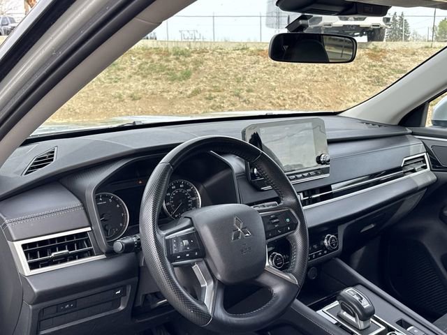 Used 2024 Mitsubishi Outlander SE Black Edition image 21