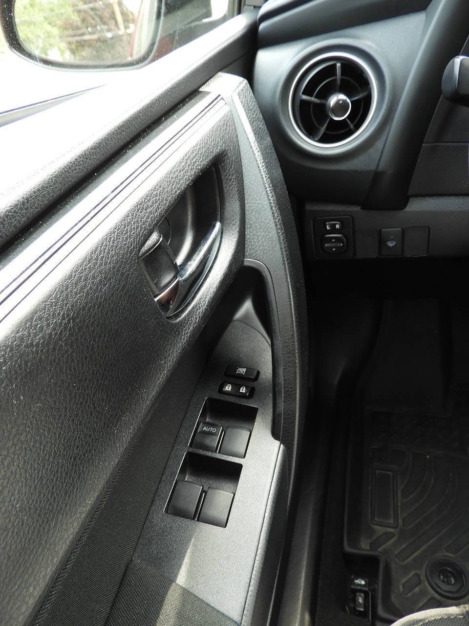 Used 2019 Toyota Corolla L FWD image 17