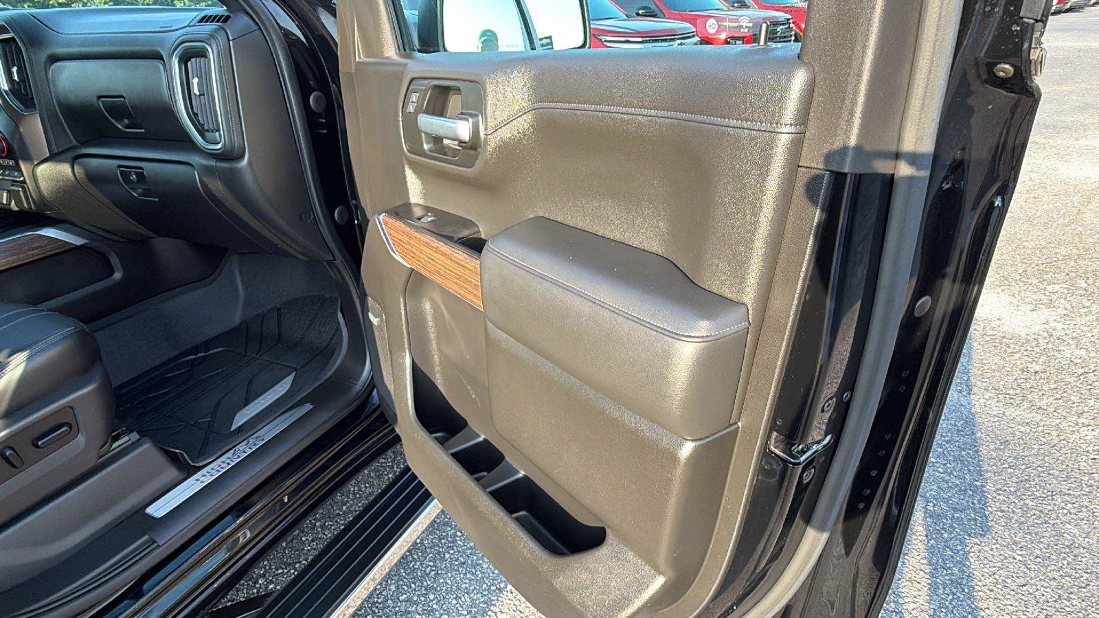 Used 2021 Chevrolet Silverado 1500 High Country w/ Technology Package AWD/4WD image 16