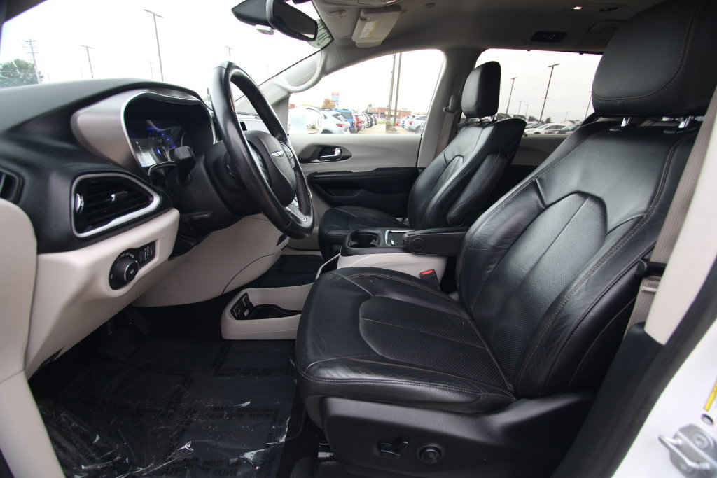 Used 2020 Chrysler Pacifica Touring-L Plus FWD image 6