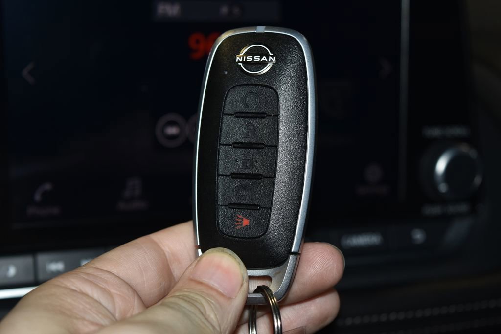 Used 2025 Nissan Rogue SV image 17