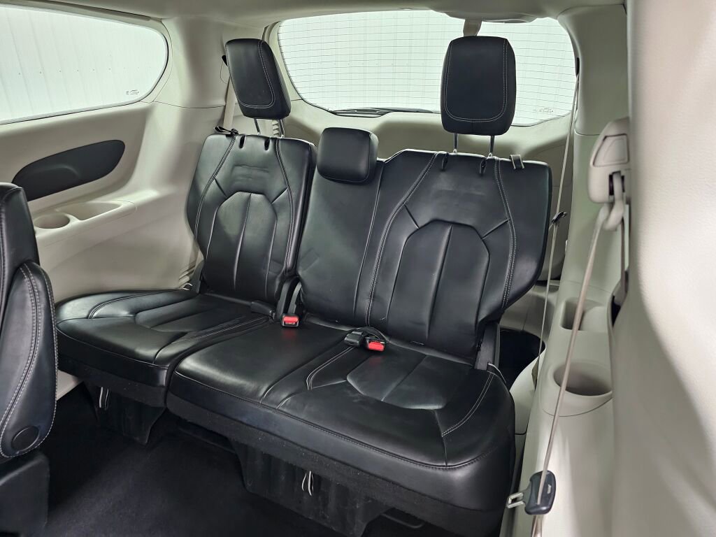 Used 2023 Chrysler Pacifica Touring-L image 15