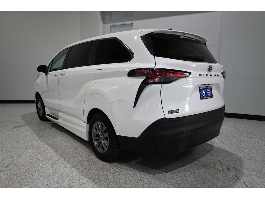 Used 2022 Toyota Sienna LE AWD/4WD image 8