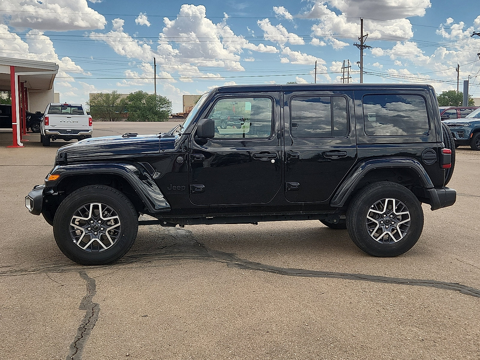 Used 2025 Jeep Wrangler Unlimited Sahara AWD/4WD image 2