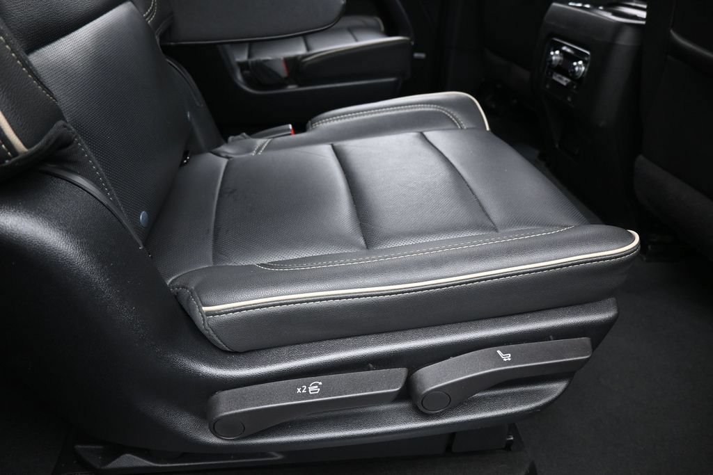 Used 2024 GMC Yukon XL SLT w/ SLT Luxury Package RWD image 48