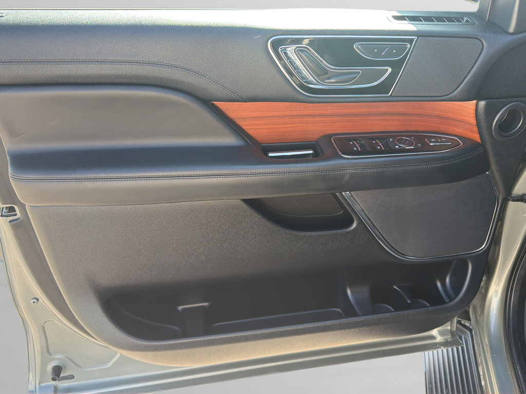 Used 2019 Lincoln Navigator Premiere AWD/4WD image 16