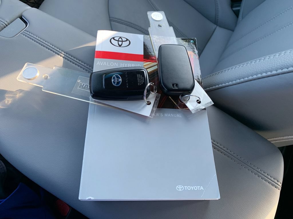 Used 2021 Toyota Avalon XLE w/ Moonroof Package FWD image 9