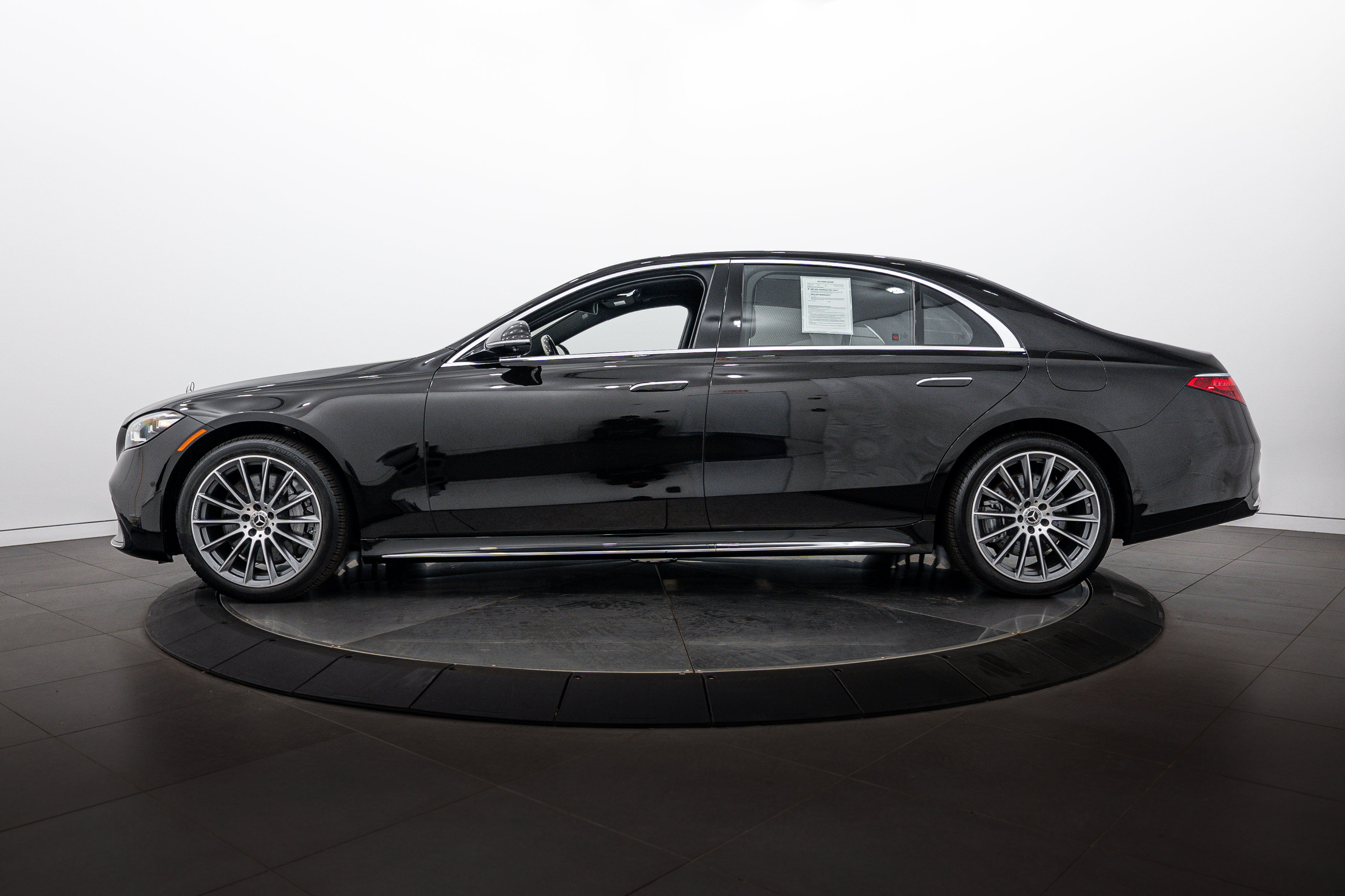 Used 2024 Mercedes-Benz S 580e 4MATIC Sedan image 2