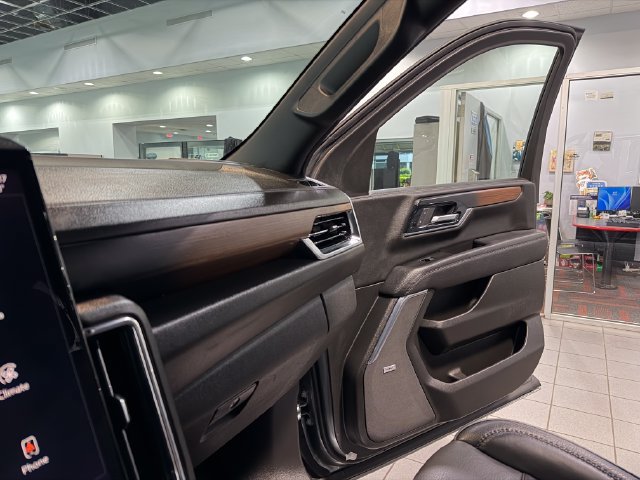 Used 2025 GMC Yukon Denali AWD/4WD image 23