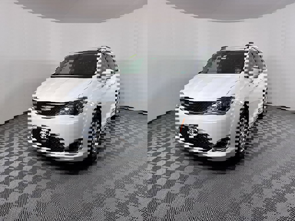 Used 2017 Chrysler Pacifica Touring-L image 19