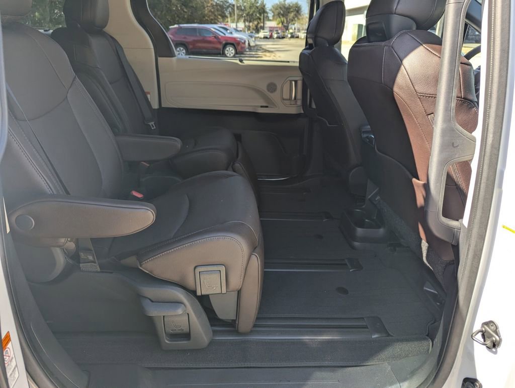 Certified 2024 Toyota Sienna Platinum image 17