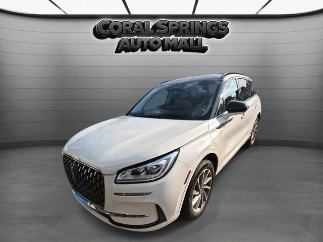 Used 2025 Lincoln Corsair Grand Touring image 3