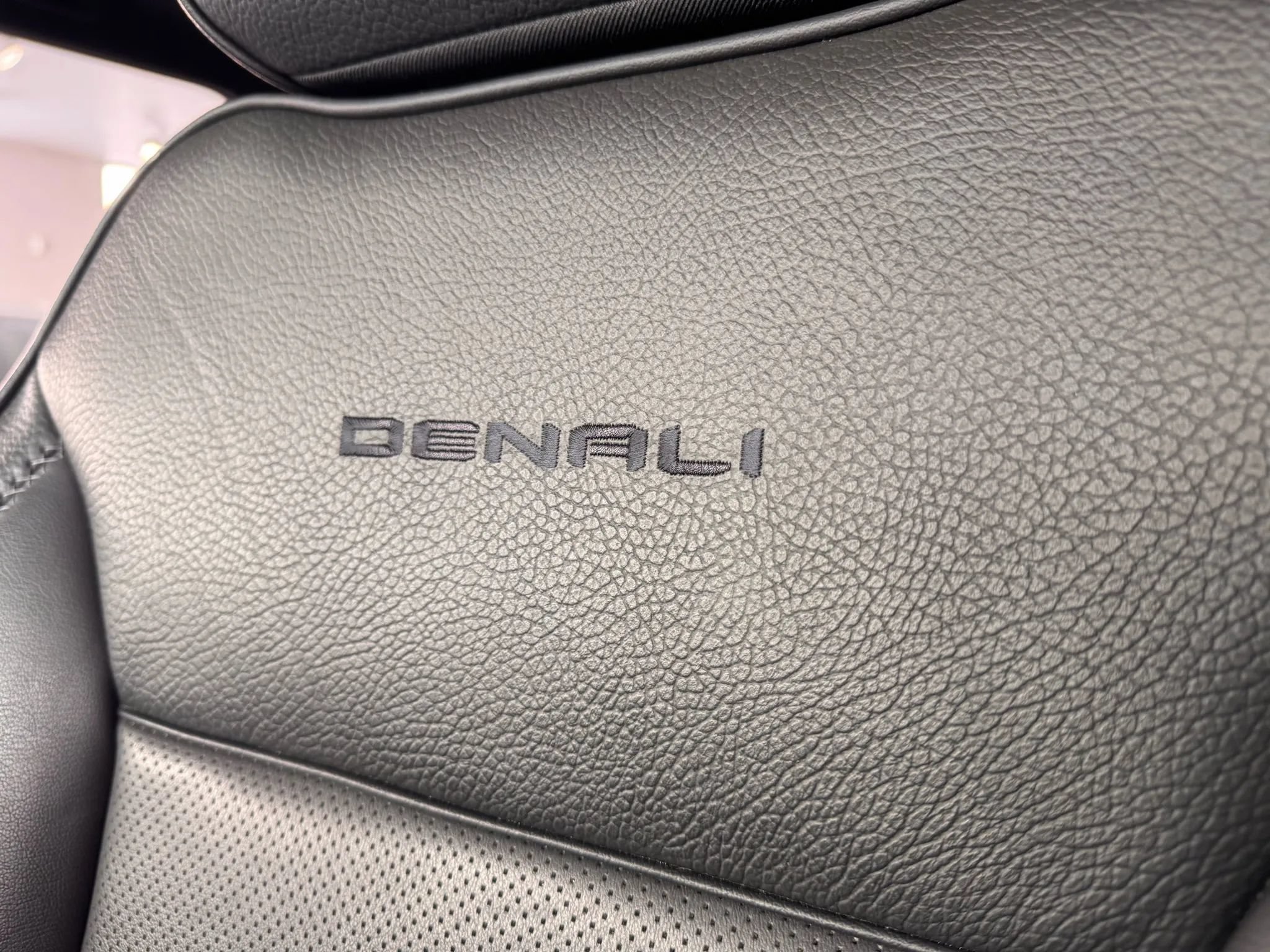 Used 2023 GMC Yukon Denali w/ Denali Reserve Package AWD/4WD image 11