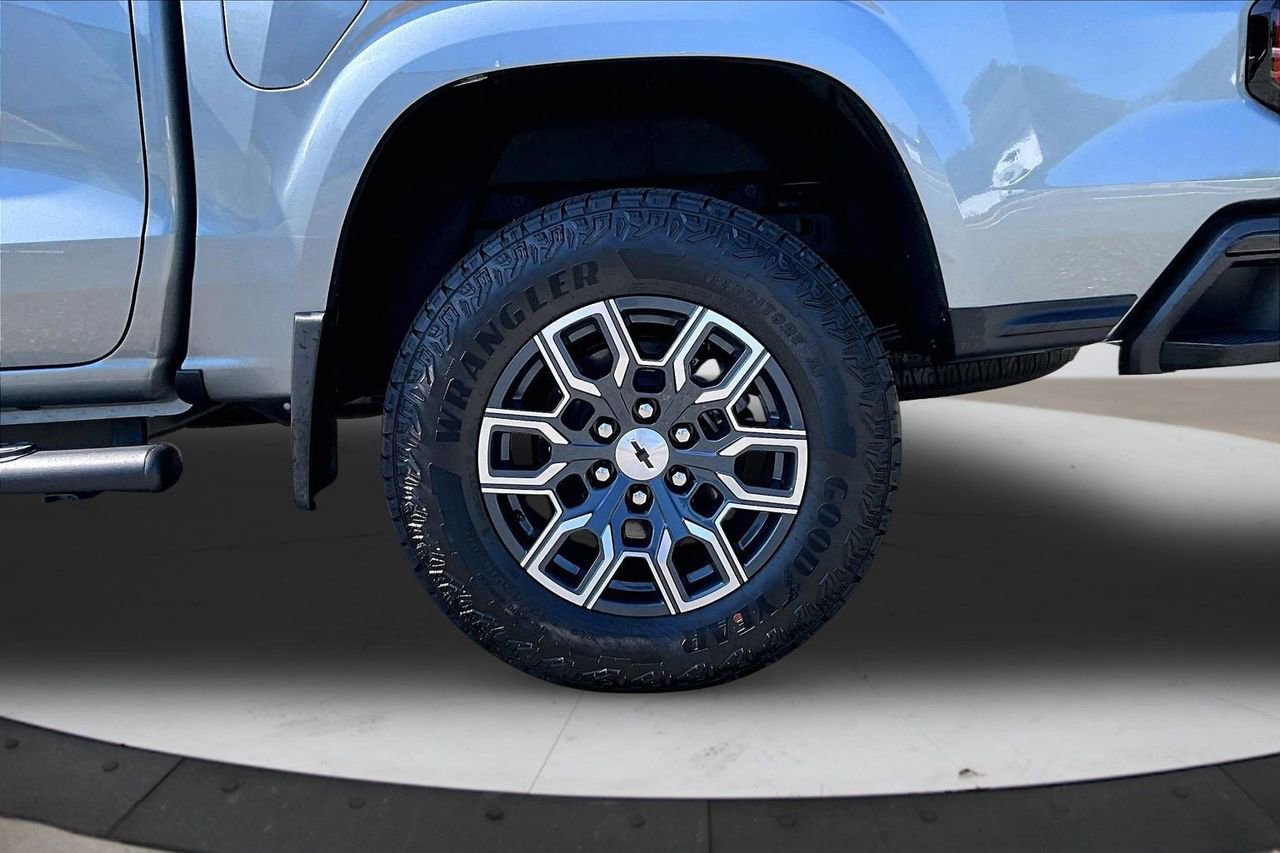 Used 2025 Chevrolet Colorado Z71 AWD/4WD image 34