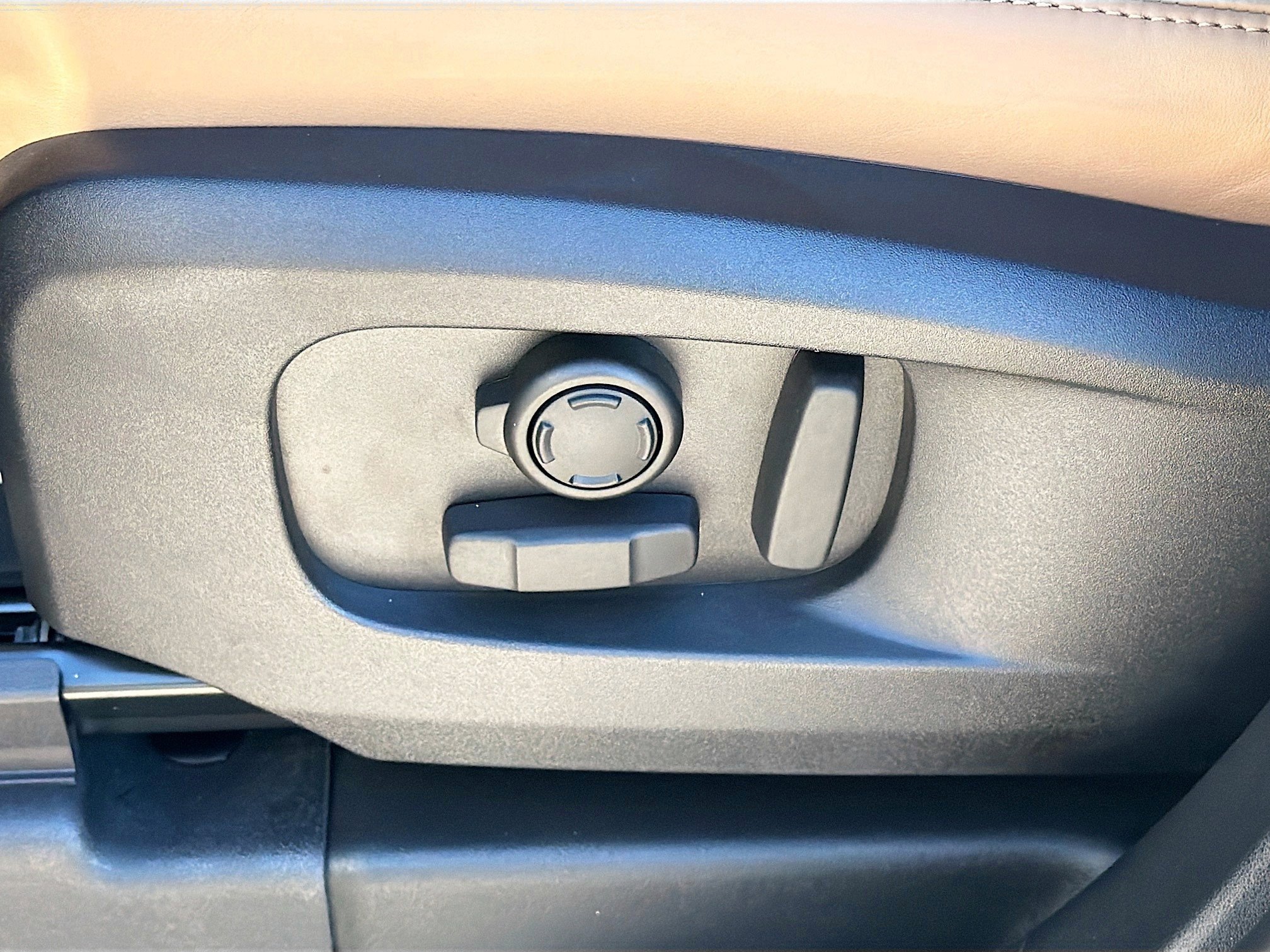 New 2026 Land Rover Defender 110 X-Dynamic SE image 23