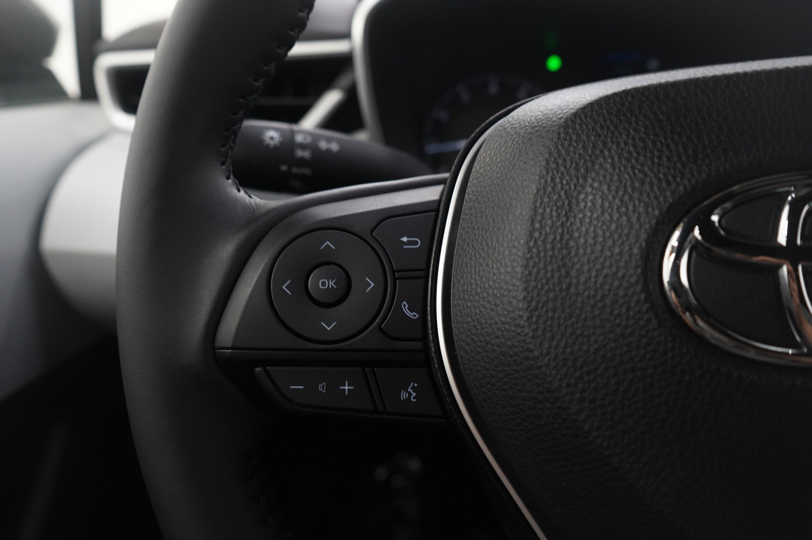 Used 2024 Toyota Corolla SE w/ SE Package image 23