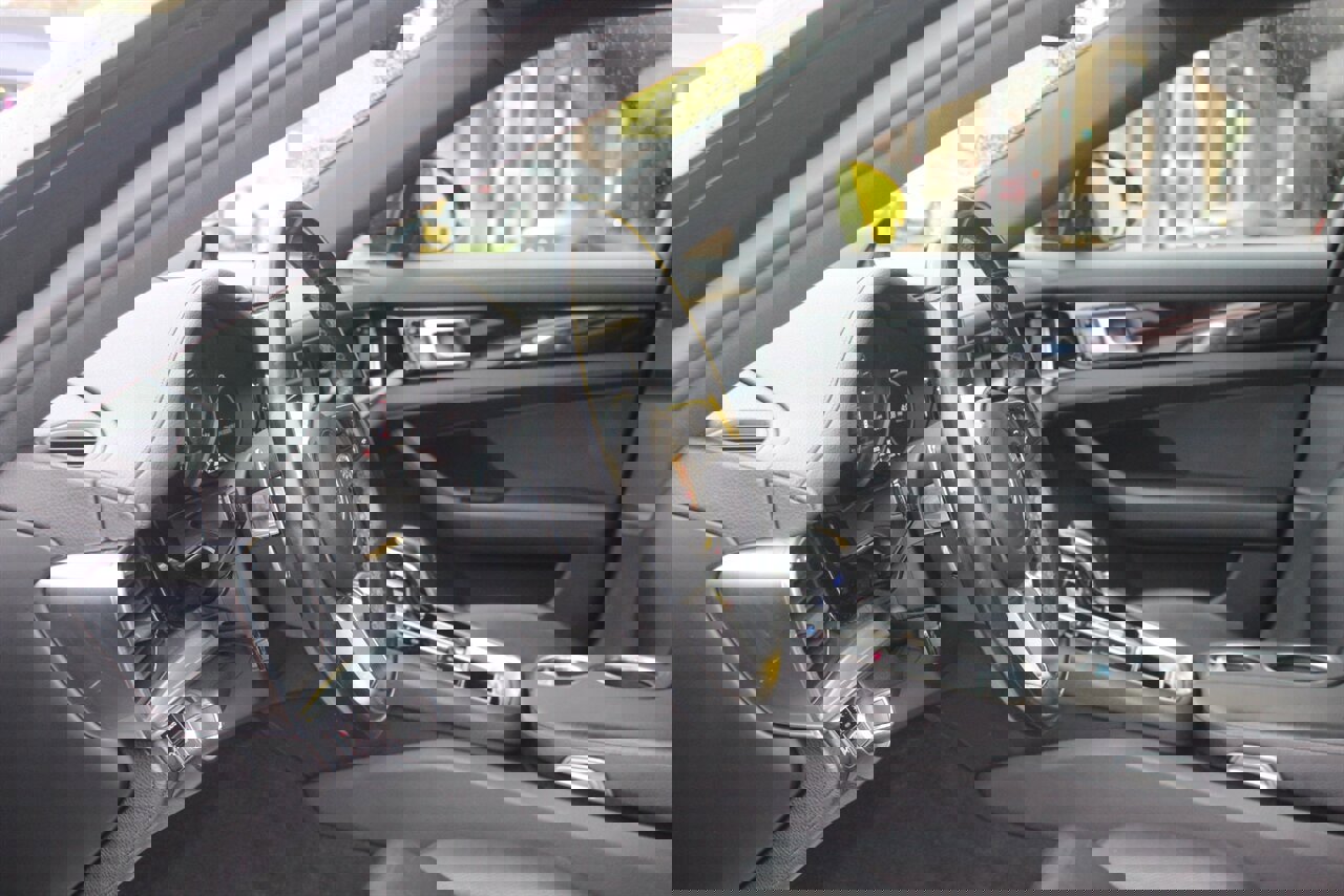 Used 2018 Porsche Panamera 4S image 19