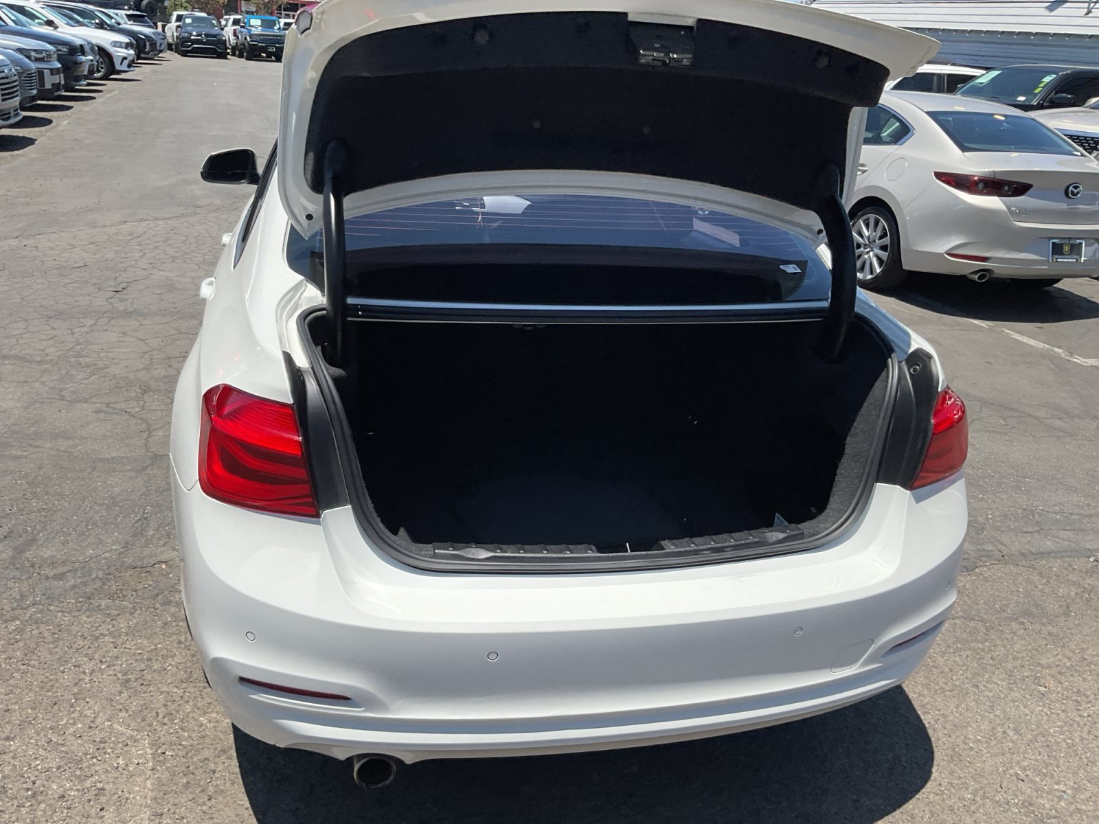 Used 2018 BMW 320i xDrive Sedan AWD/4WD image 25