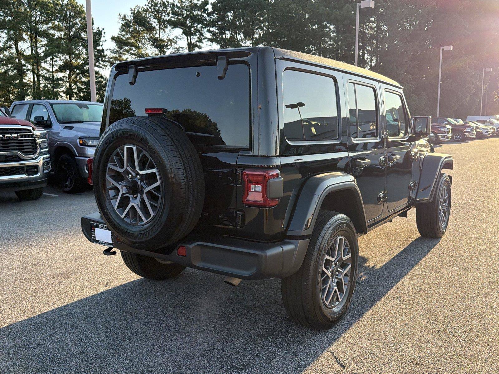 Used 2025 Jeep Wrangler Unlimited Sahara AWD/4WD image 5