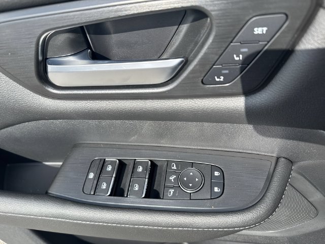 Used 2025 Nissan Armada SL AWD/4WD image 30