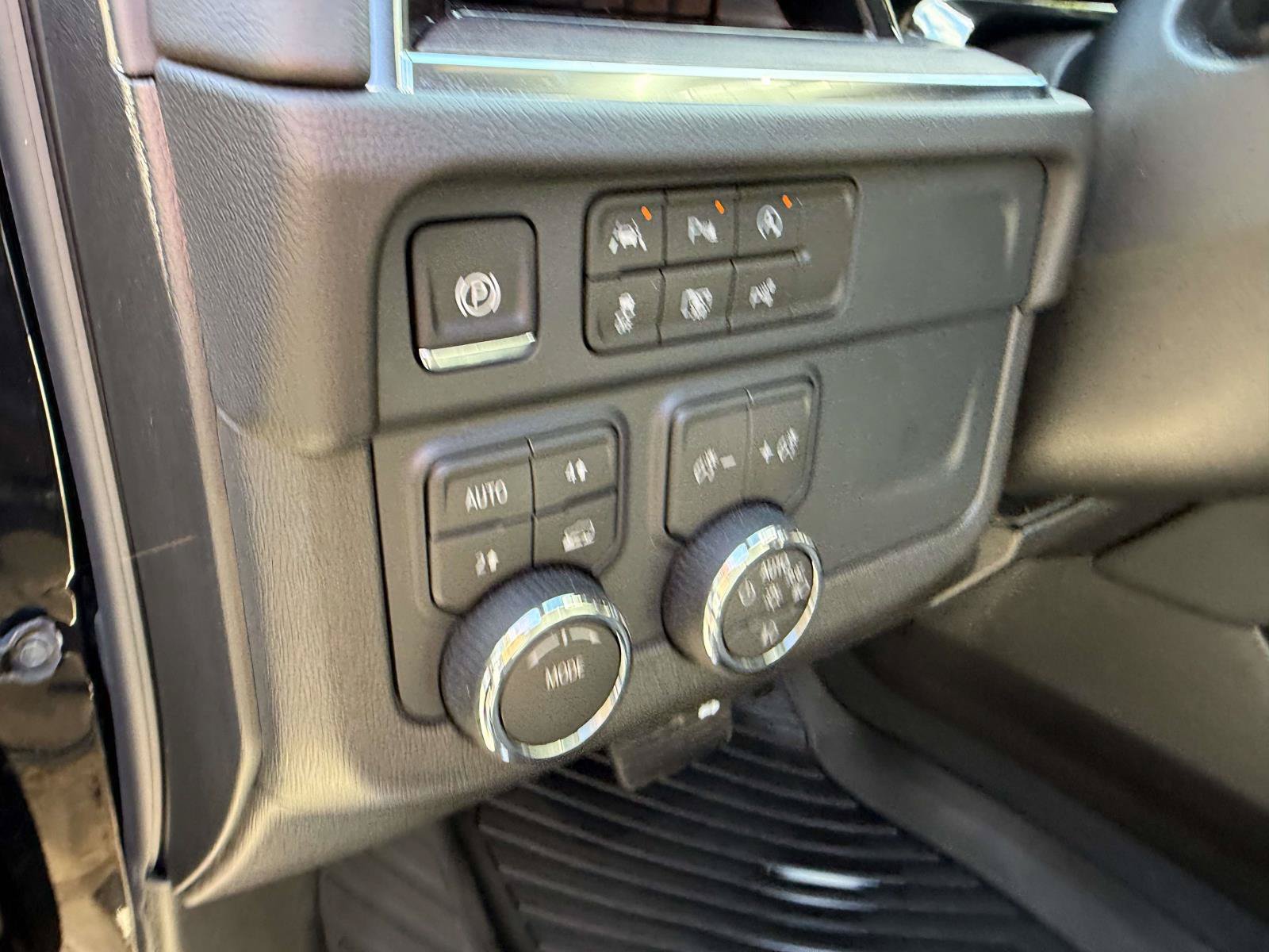 Certified 2026 Chevrolet Suburban LT w/ Comfort Package AWD/4WD image 21