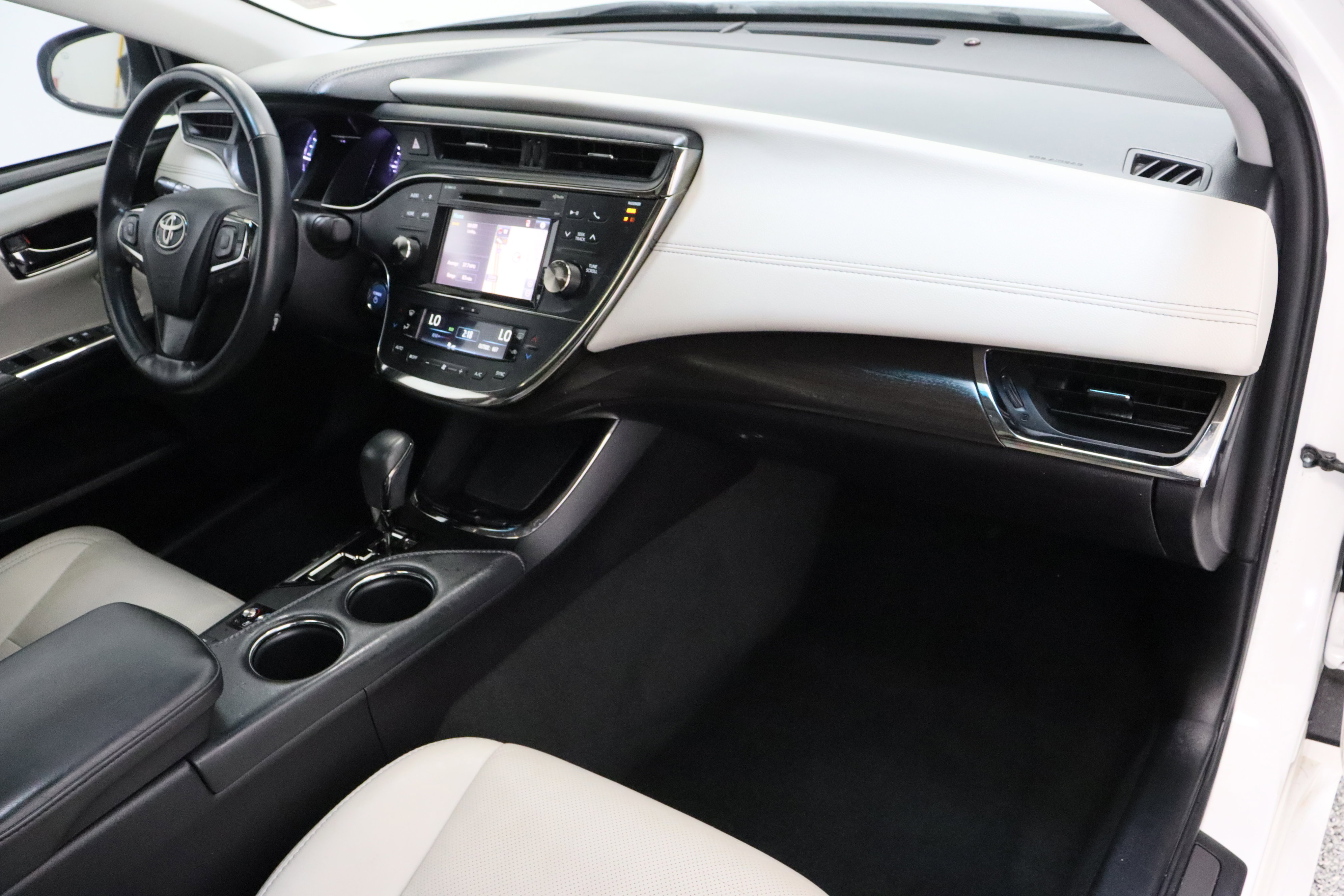 Used 2018 Toyota Avalon Limited FWD image 40