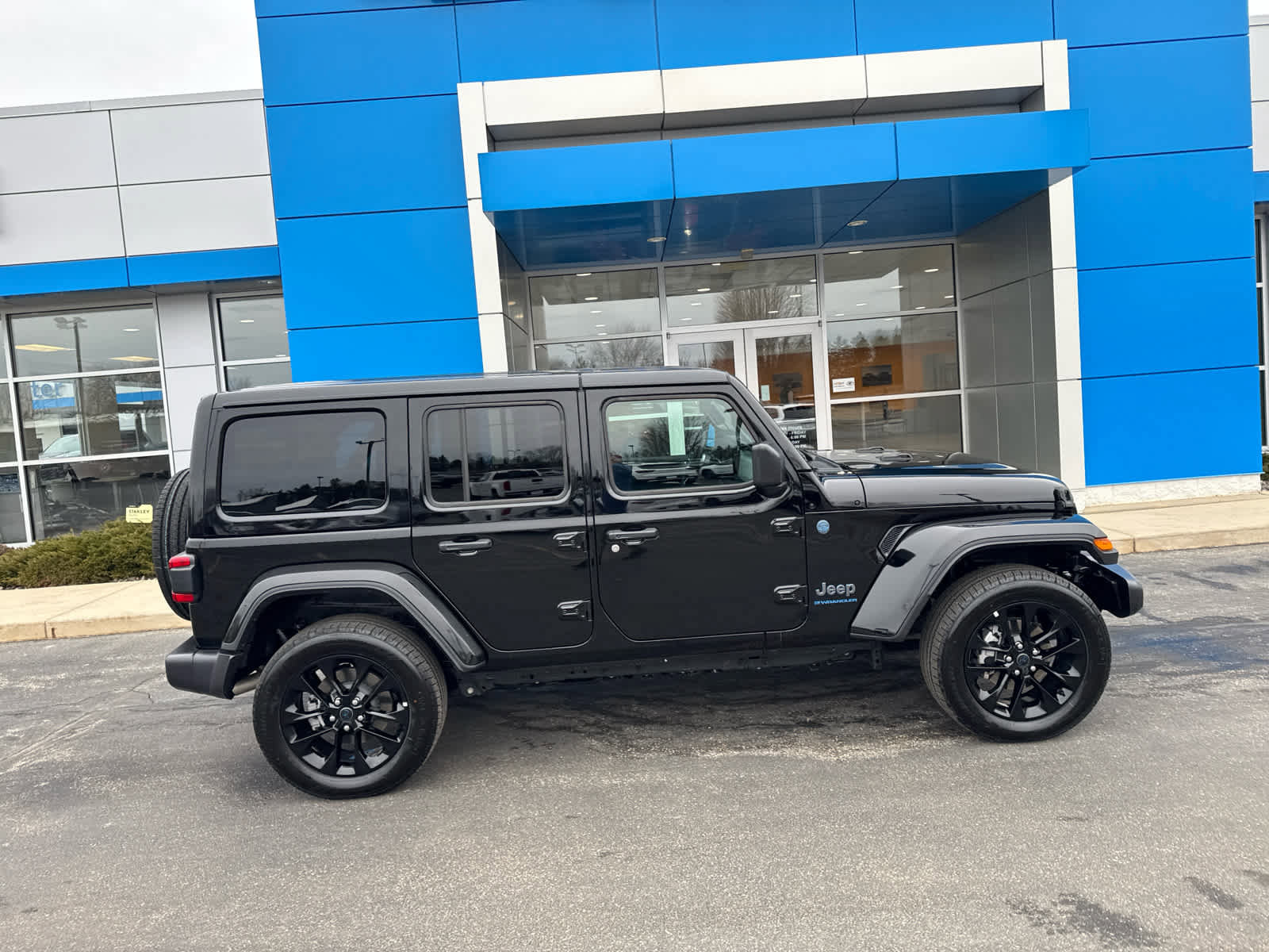 Used 2025 Jeep Wrangler Sahara w/ Safety Group image 3