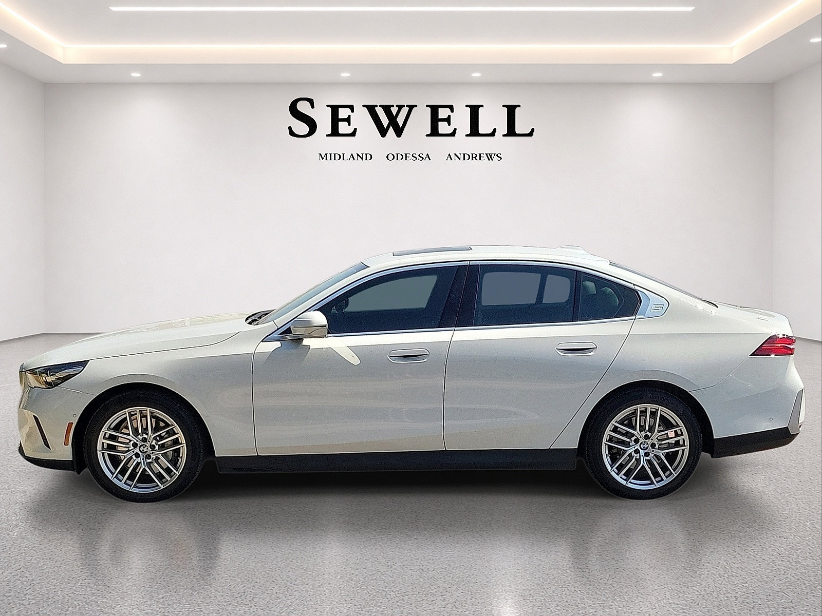 Used 2025 BMW 530i xDrive AWD/4WD image 2