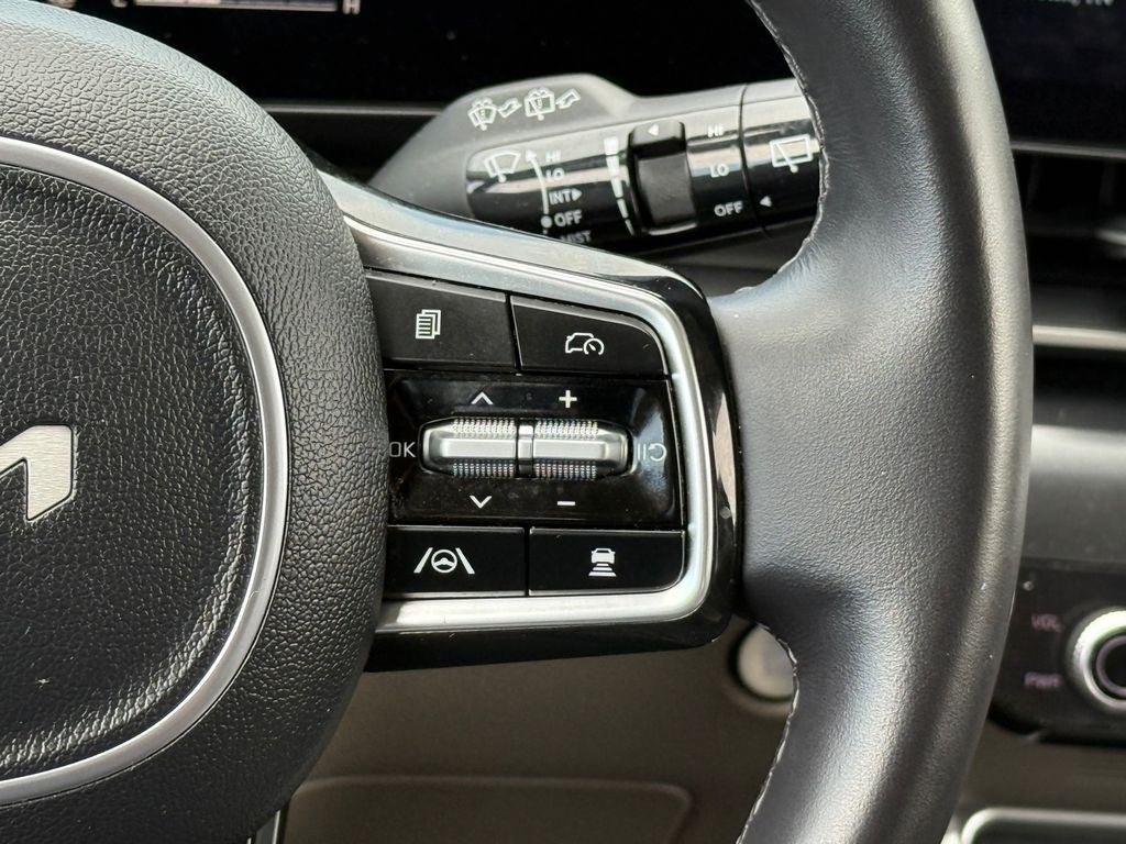 Used 2025 Kia Carnival FWD image 22