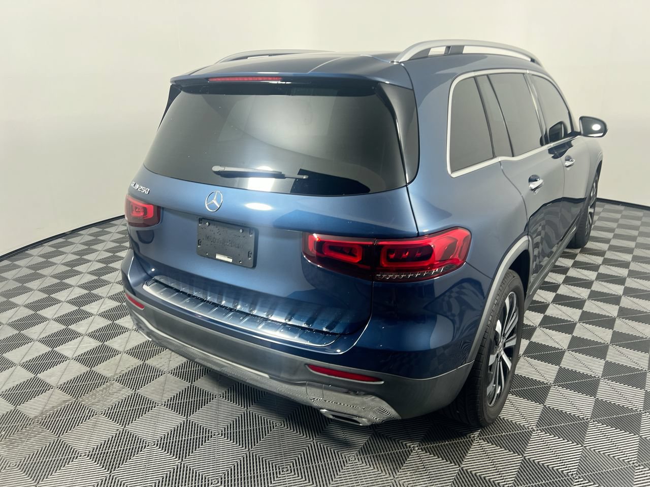 Used 2023 Mercedes-Benz GLB 250 image 3