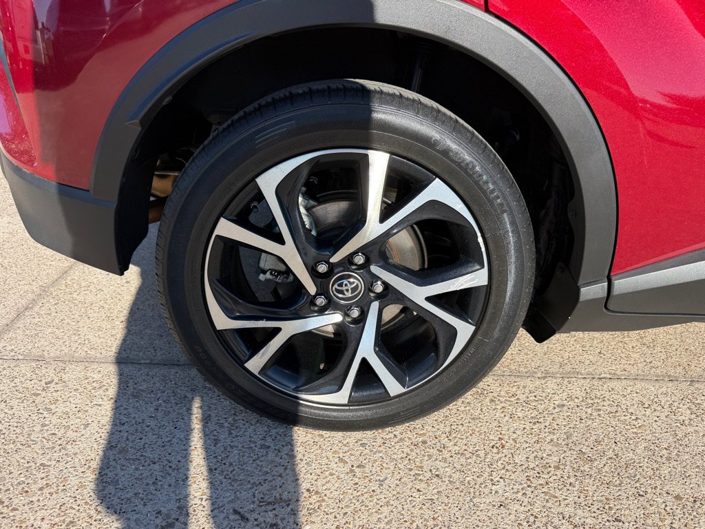 Used 2018 Toyota C-HR XLE FWD image 11