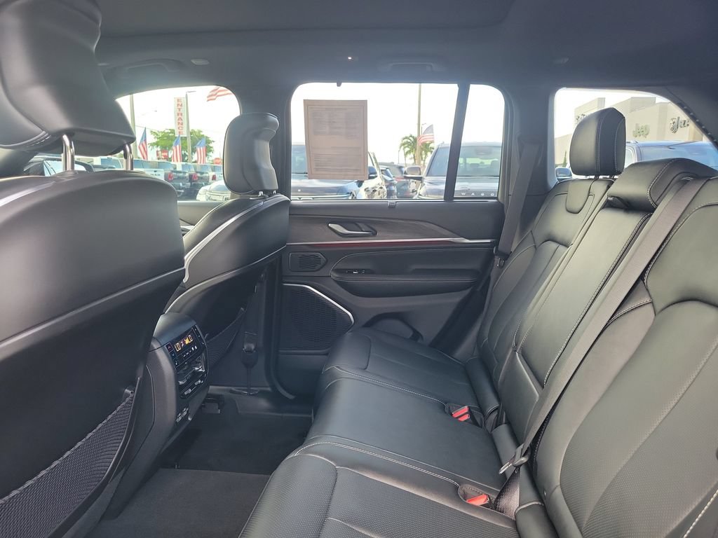 Used 2023 Jeep Grand Cherokee Overland w/ Luxury Tech Group IV RWD image 15