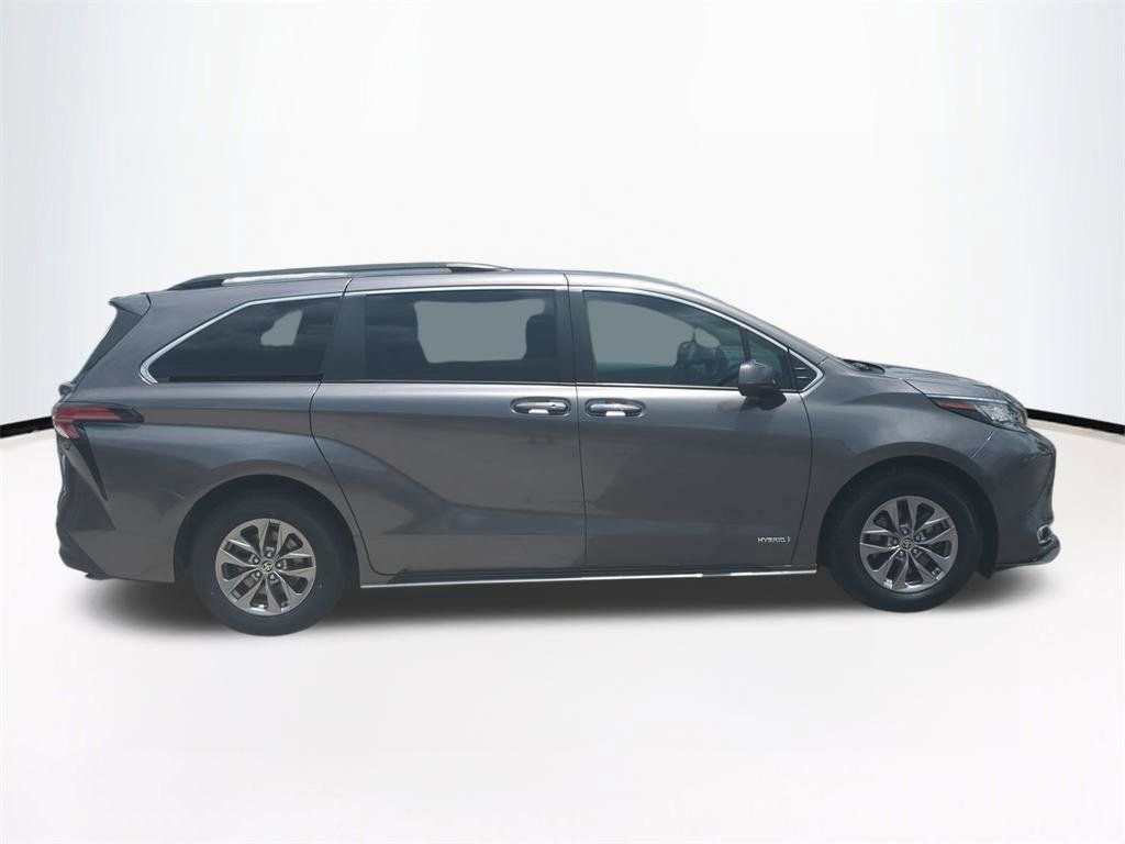 Used 2021 Toyota Sienna XLE FWD image 4