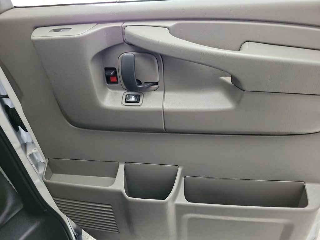 Used 2015 Chevrolet Express 2500 Extended image 16