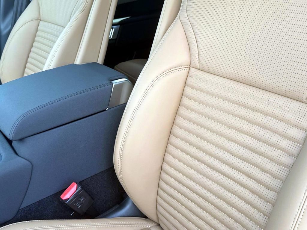 New 2025 Land Rover Discovery Dynamic SE image 18