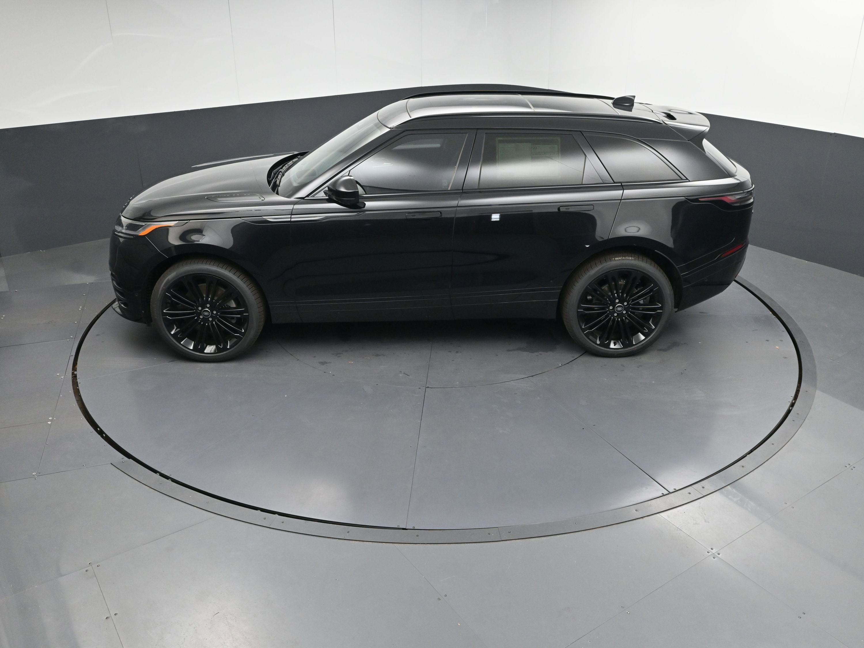 New 2026 Land Rover Range Rover Velar Dynamic SE image 30