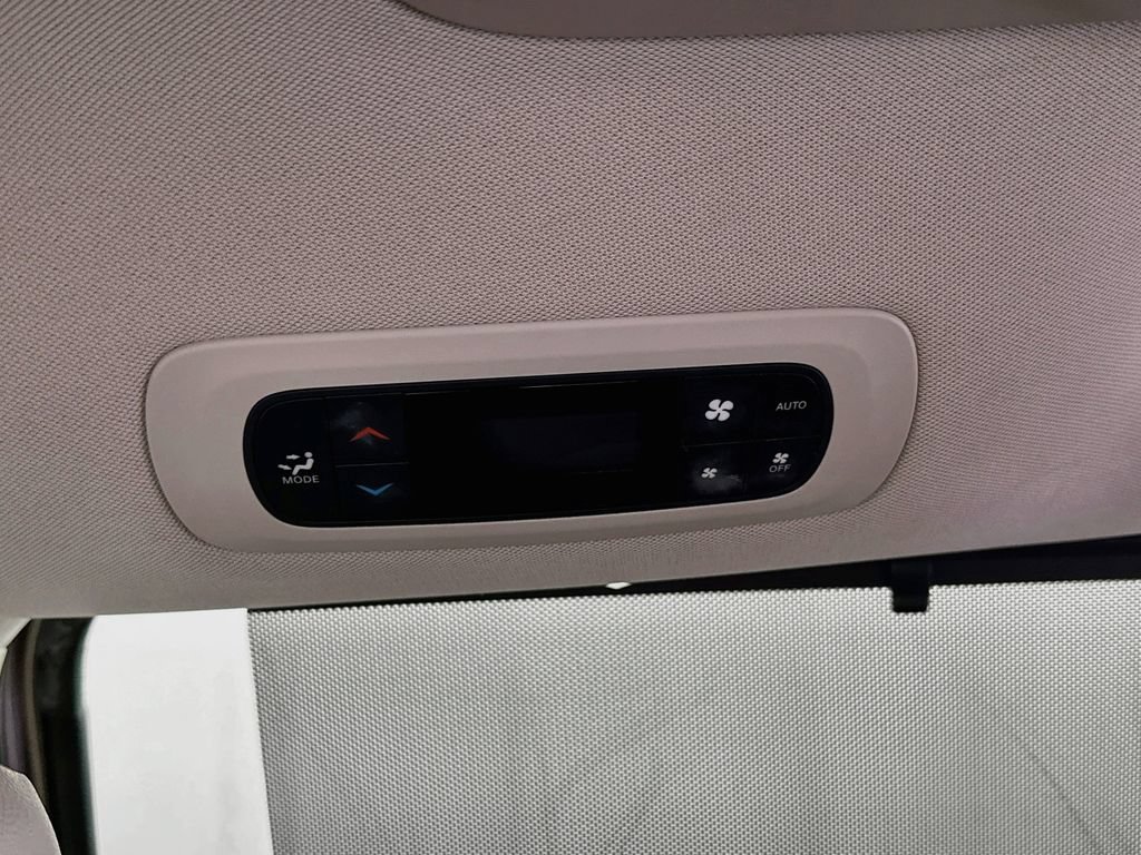 Certified 2018 Chrysler Pacifica Touring-L FWD image 33