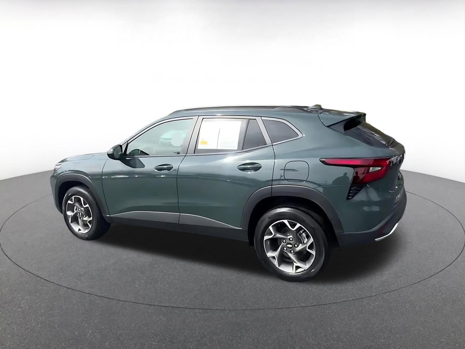 Used 2025 Chevrolet Trax LT w/ LT Convenience Package FWD image 10