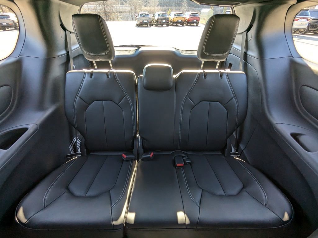 New 2025 Chrysler Voyager LX image 35