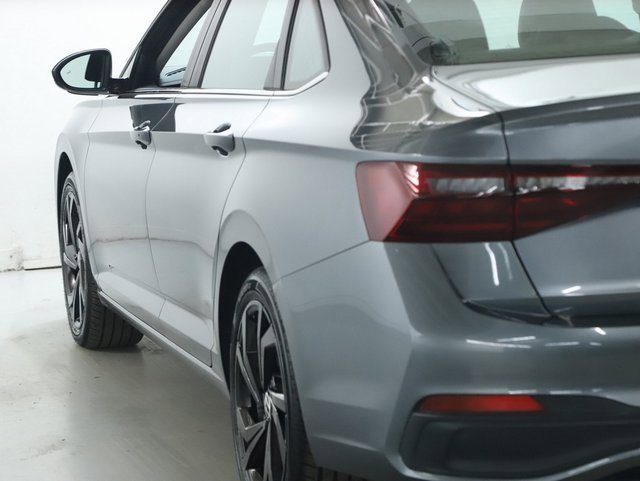 Used 2025 Volkswagen Jetta SE w/ Black Wheel Package image 40