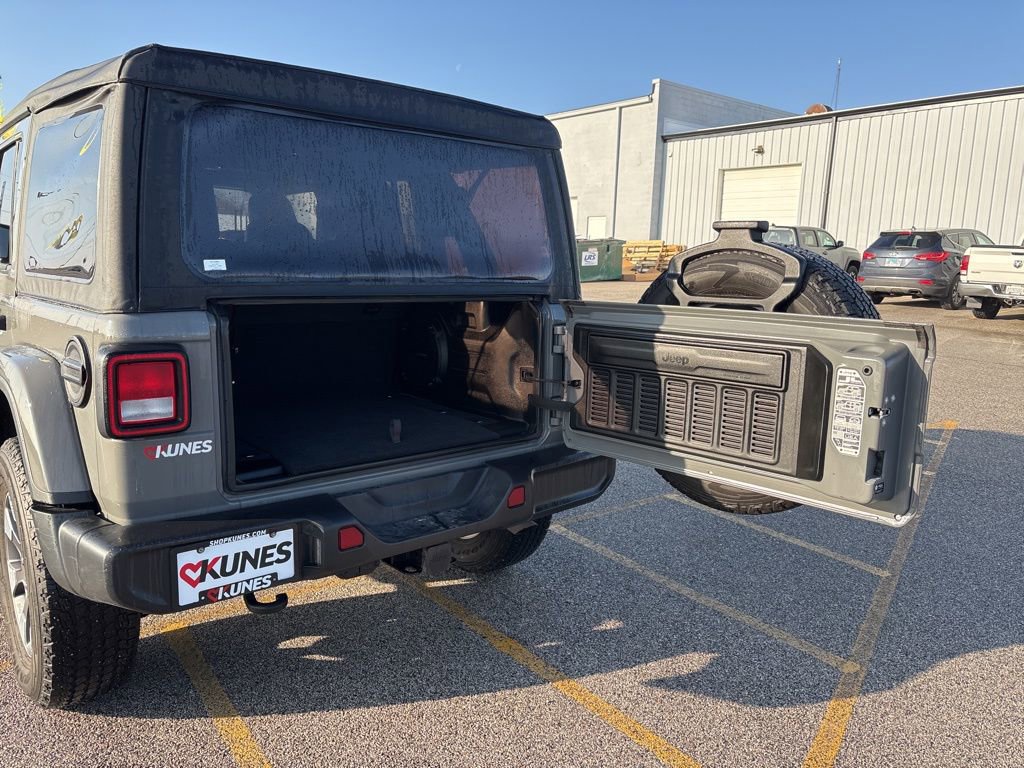 Used 2023 Jeep Wrangler Unlimited Sahara w/ Cold Weather Group AWD/4WD image 9