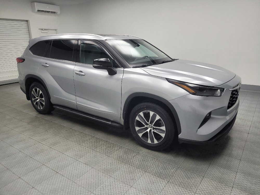 Used 2022 Toyota Highlander XLE image 11