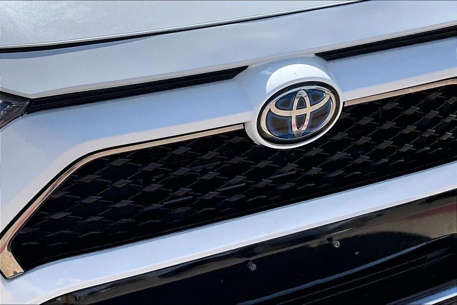 Used 2022 Toyota RAV4 XSE w/ Weather Package AWD/4WD image 30