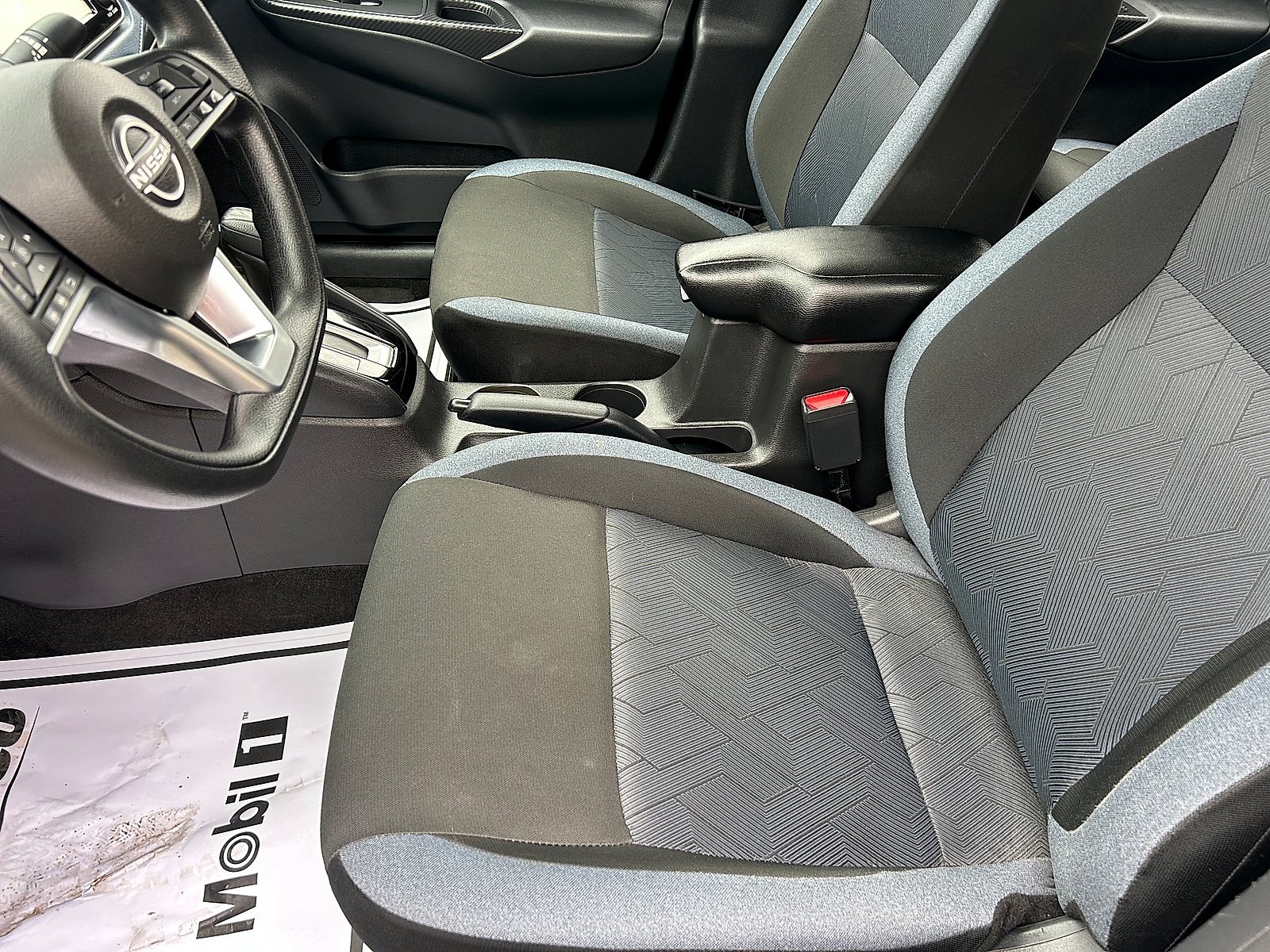 Used 2025 Nissan Versa SV FWD image 11