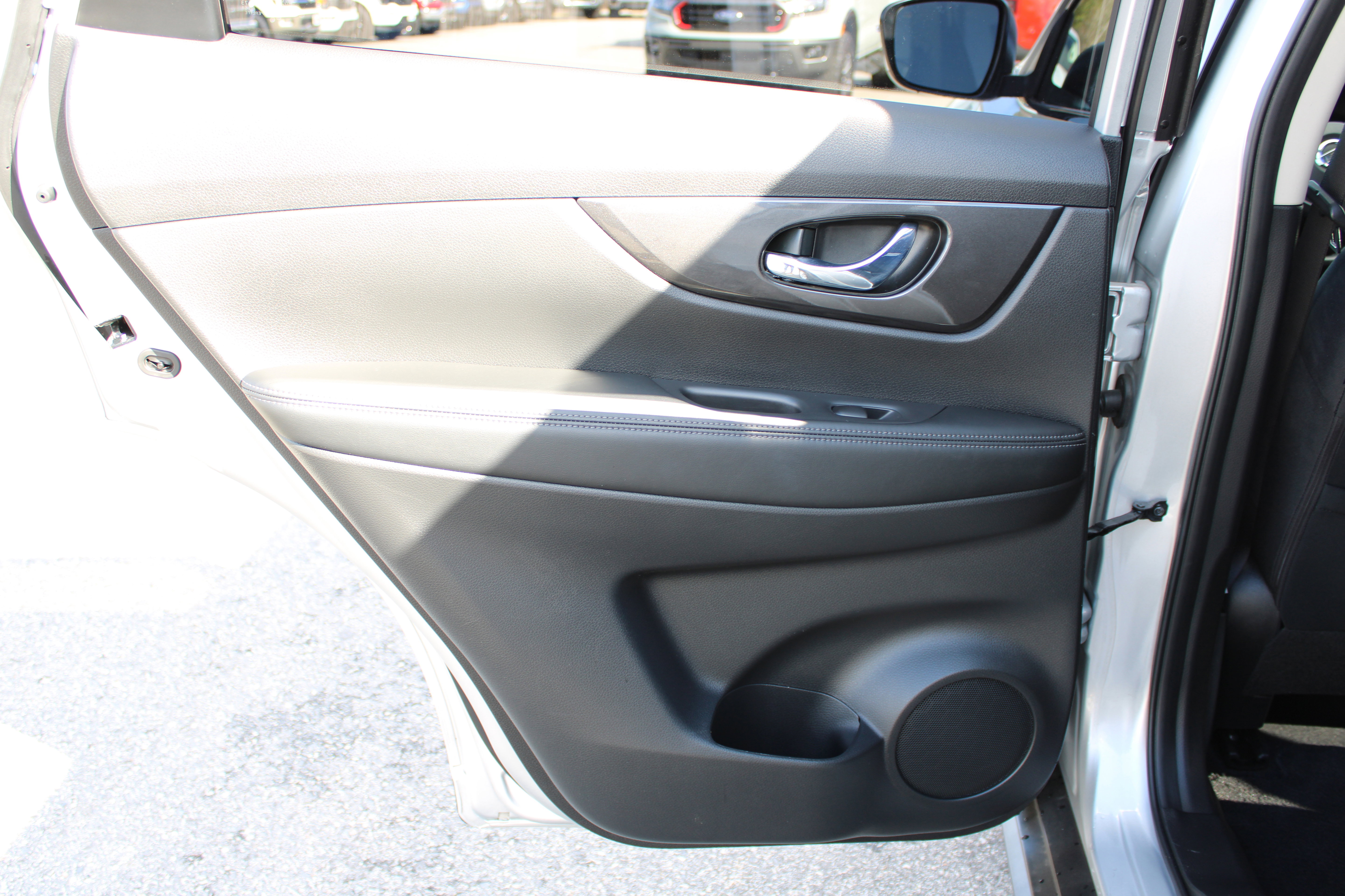 Used 2020 Nissan Rogue SV image 14