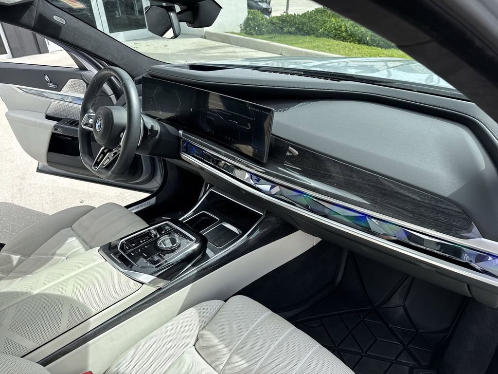 Used 2023 BMW 760i xDrive image 32
